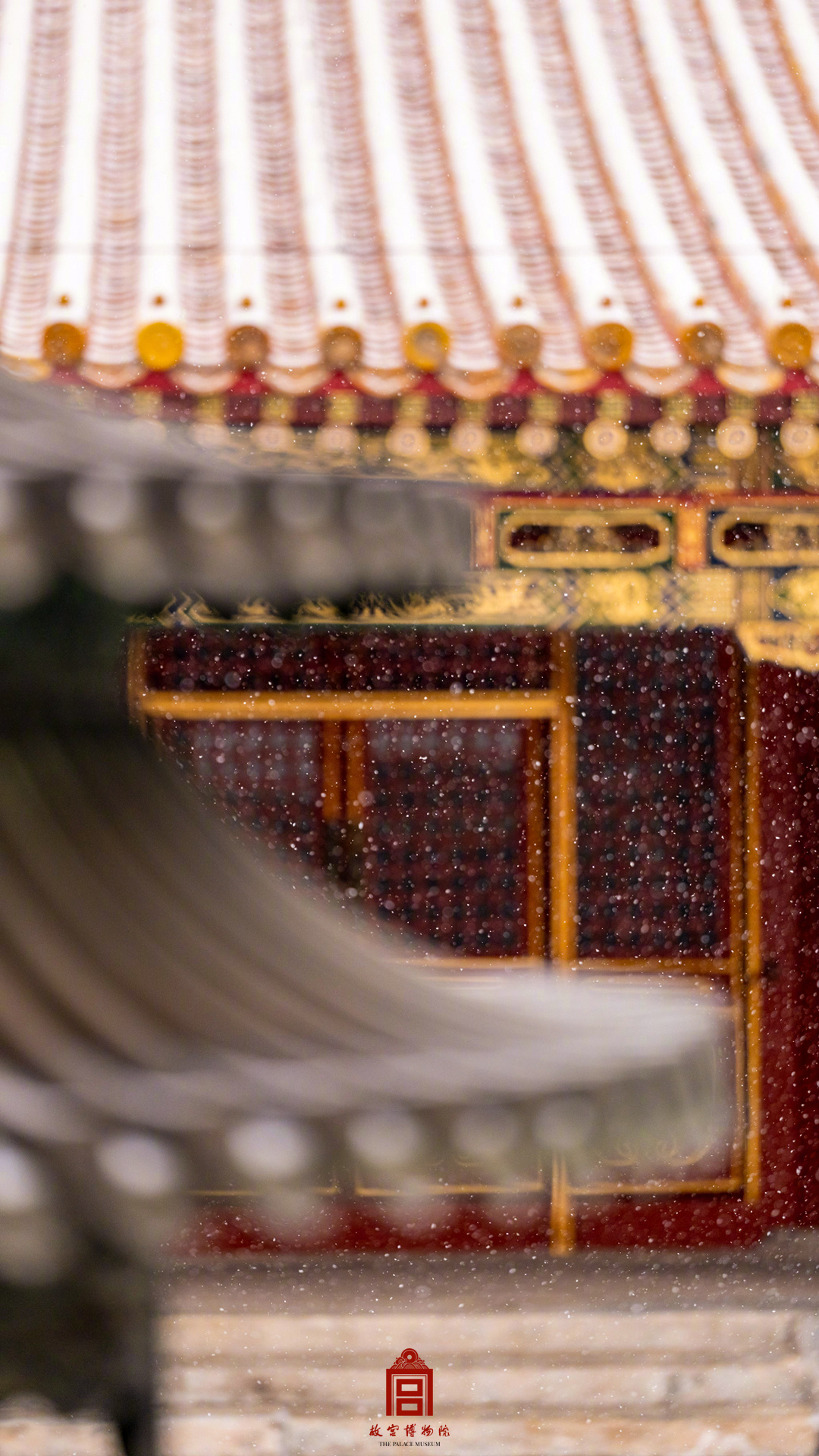 飛雪映朱墻，古城換銀裝。網友：終于等到了故宮初雪大片。