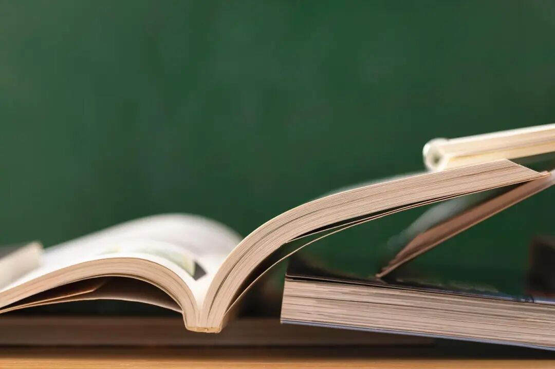 千庫網(wǎng)_打開的圖書黑板背景_攝影圖編號(hào)20910855(1).jpg