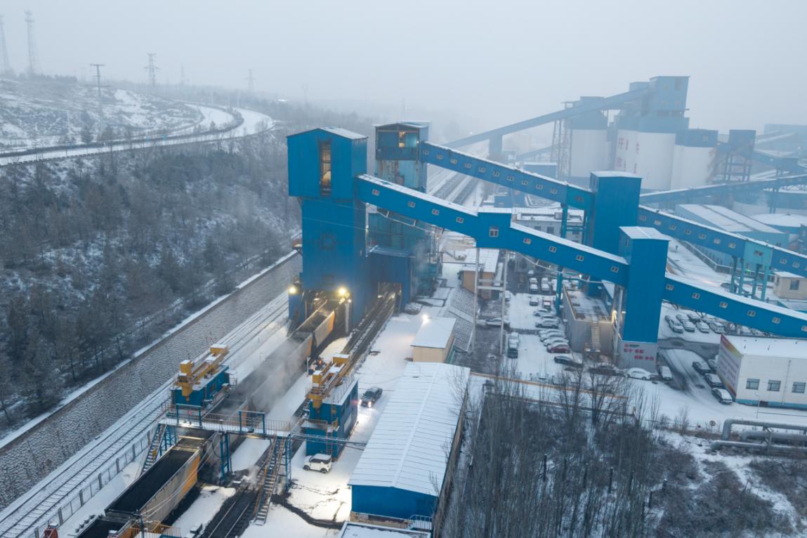 12月12日,神東礦區突降大雪,低溫冰雪給煤炭生產、洗選、發運全鏈條帶來挑戰。神東煤炭以嚴寒為令啟動應急保供預案,各礦井與洗選中心協同作戰,優化生產組織與流程銜接,確保煤炭供應“不斷檔”,彰顯能源央企責任擔當。圖為神東煤炭補連塔選煤廠裝車外運航拍大景。——劉長江攝(1)