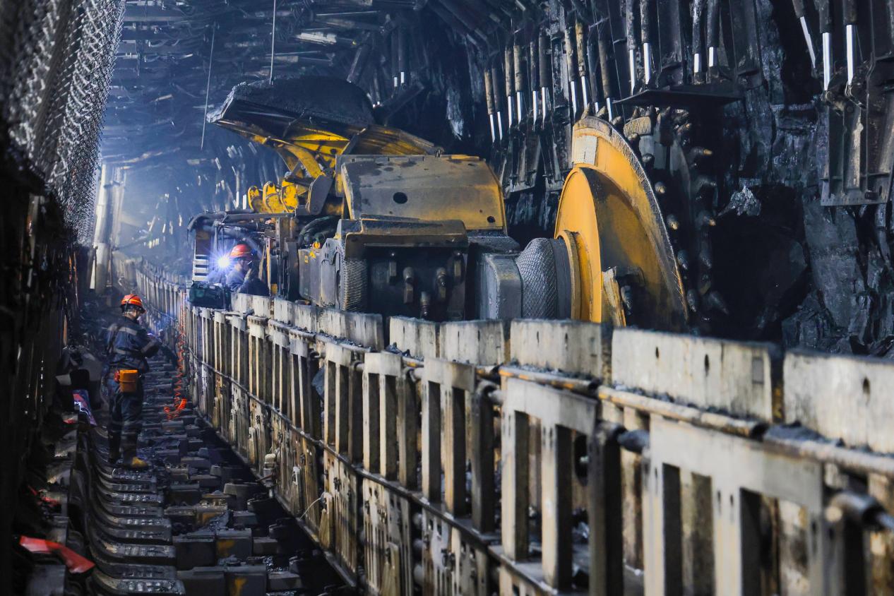 近期,神東煤炭以平均每天超50萬噸的煤炭產出,為嚴寒下的能源保供提供了堅實支撐。其核心主力礦井大柳塔煤礦,圍繞“保安全、提效率、促產出”持續發力,通過精益生產組織與“一礦兩井”的高效協同,充分釋放優質產能。圖為神東煤炭大柳塔煤礦大采高工作面檢修場景,細致的設備維保為安全生產與高效產出奠定了堅實基礎。--劉長江攝(1)