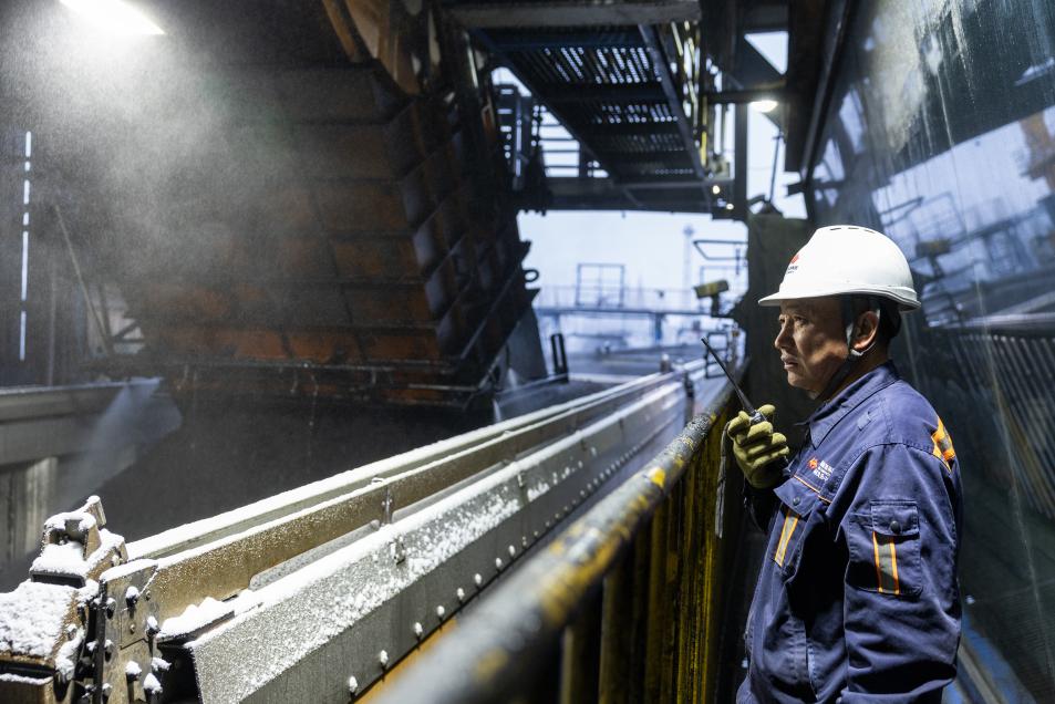 雪花紛飛中,補連塔選煤廠裝車站內一派繁忙。一列列滿載“烏金”的火車正有序駛出,奔赴各地。為確保每一列車都達到最優外運標準,當班質檢員正在時監測煤質關鍵數據,并嚴格核對裝車高度、平整度等各項標準化指標——劉長江攝(1)