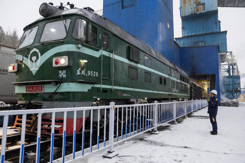 嚴寒下,神東煤炭以日均發運111列的保供實績,為嚴寒天氣下能源供應提供了有力支撐。圖為,一列列滿載“烏金”的火車正有序駛出,奔赴各地送“溫暖”--劉長江攝(1)