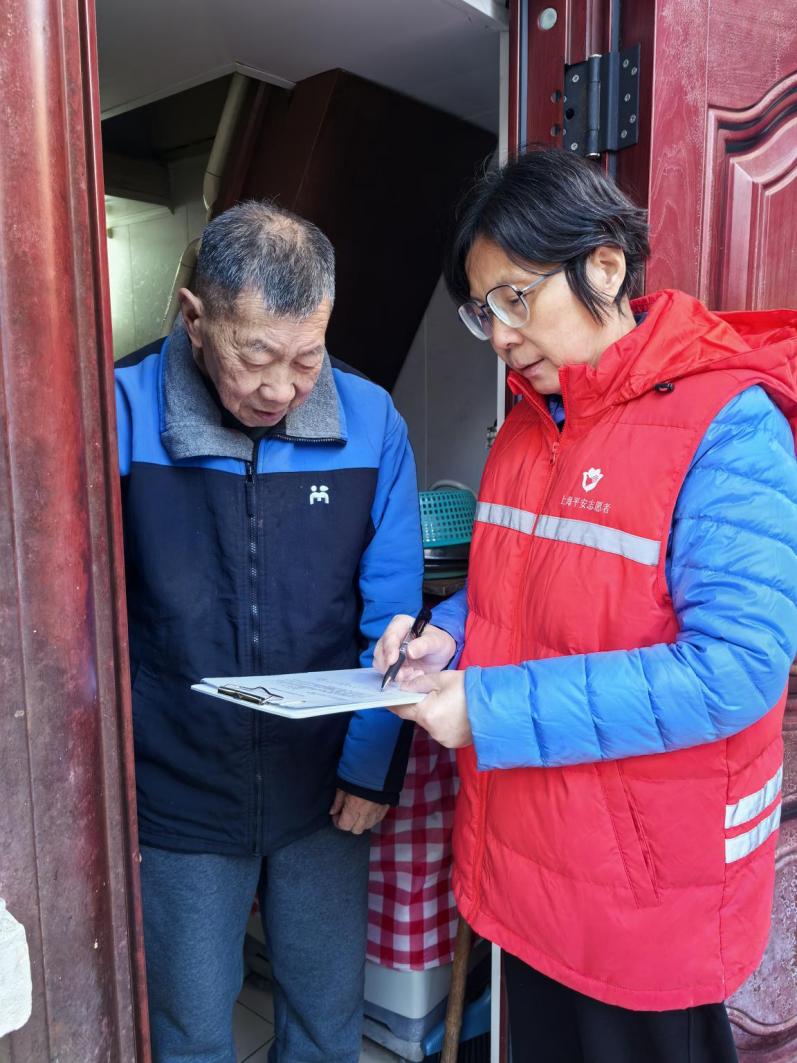 朱衛(wèi)紅在居民區(qū)開展工作。受訪者供圖