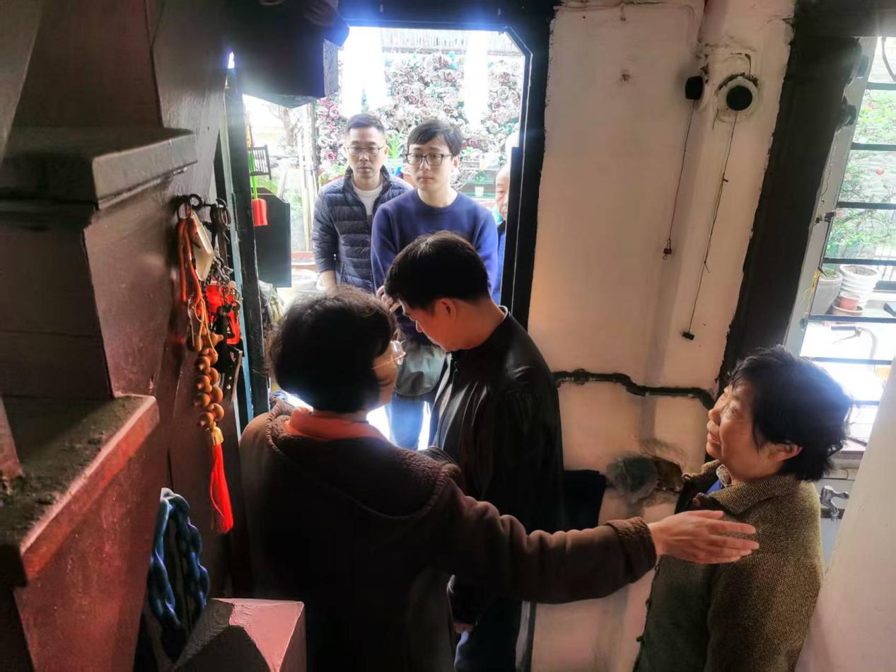 岐山村改造期間,朱衛(wèi)紅和工作人員一起到居民家中做工作。受訪者供圖