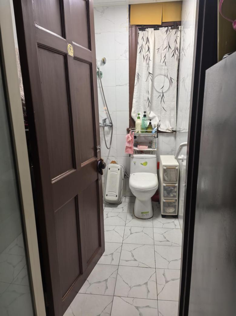 張自妹家如今獨(dú)用的衛(wèi)生間。巨云鵬攝