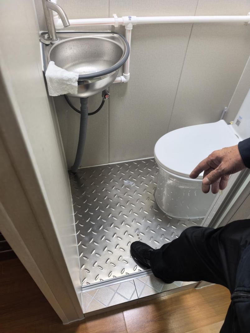 黃永安家的改造完成衛(wèi)生間里裝上了不銹鋼地板。巨云鵬攝