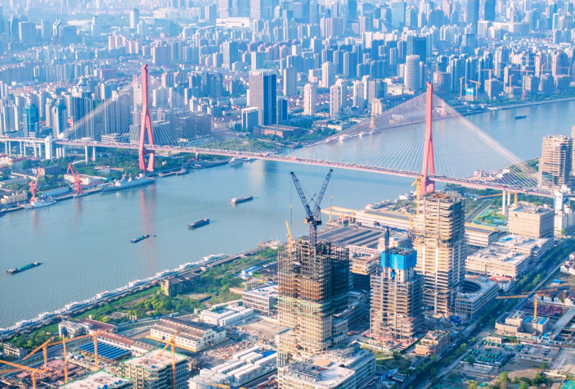 2025年4月18日，位于黃浦江畔的上海市楊浦區(qū)濱江科創(chuàng)總部建設(shè)現(xiàn)場忙碌有序。(張明偉(15215559737)人民圖片)