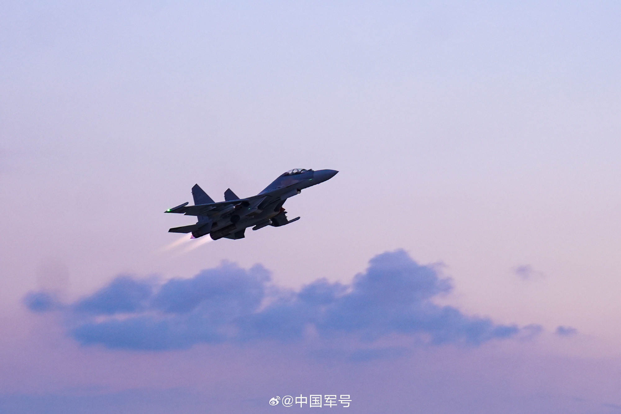 近日,北部戰區空軍某部開展飛行訓練,官兵積極克服寒冷天氣影響,憑借過硬心理素質和精準操作,在嚴酷環境中錘煉實戰本領。