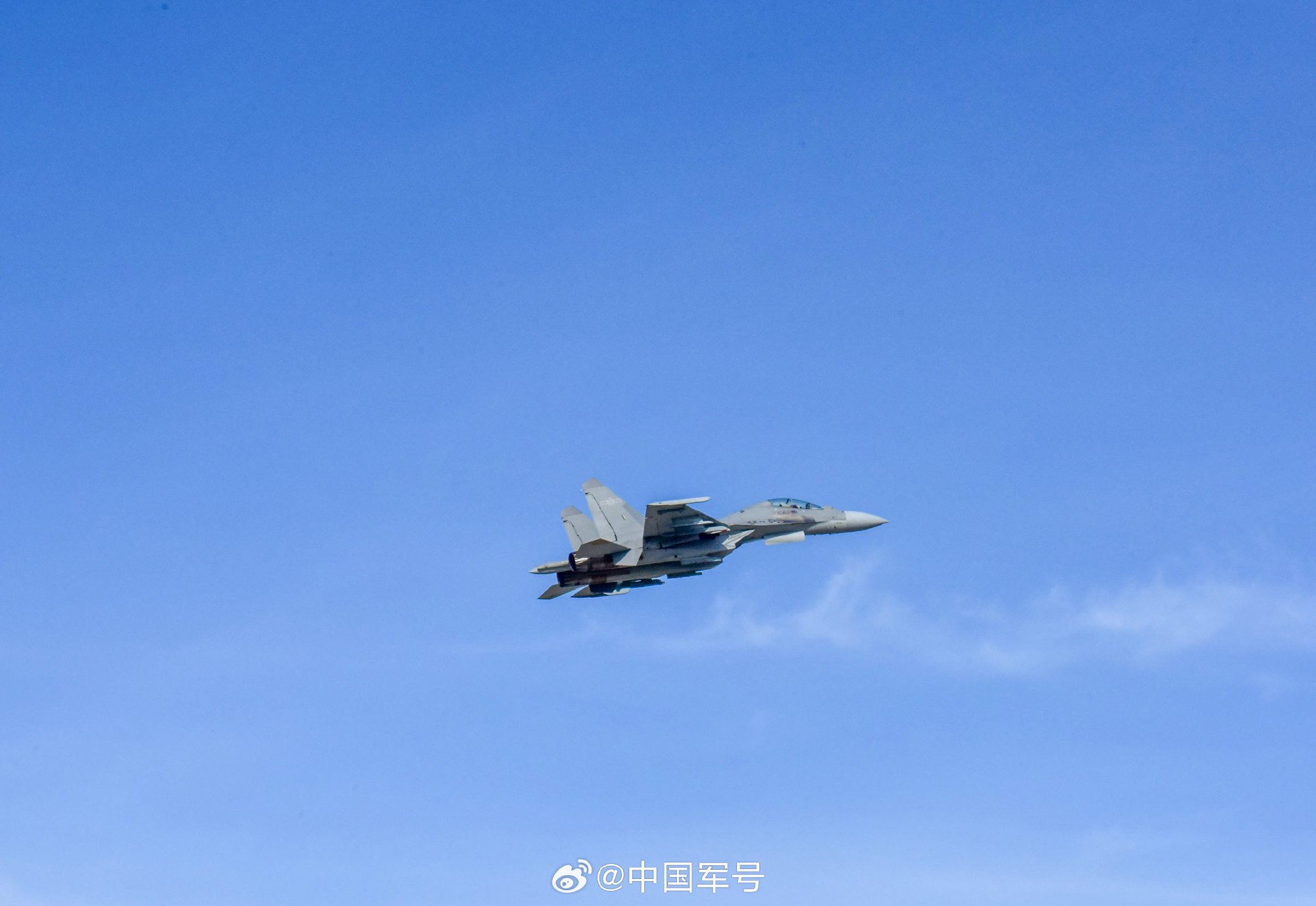 近日,北部戰區空軍某部開展飛行訓練,官兵積極克服寒冷天氣影響,憑借過硬心理素質和精準操作,在嚴酷環境中錘煉實戰本領。