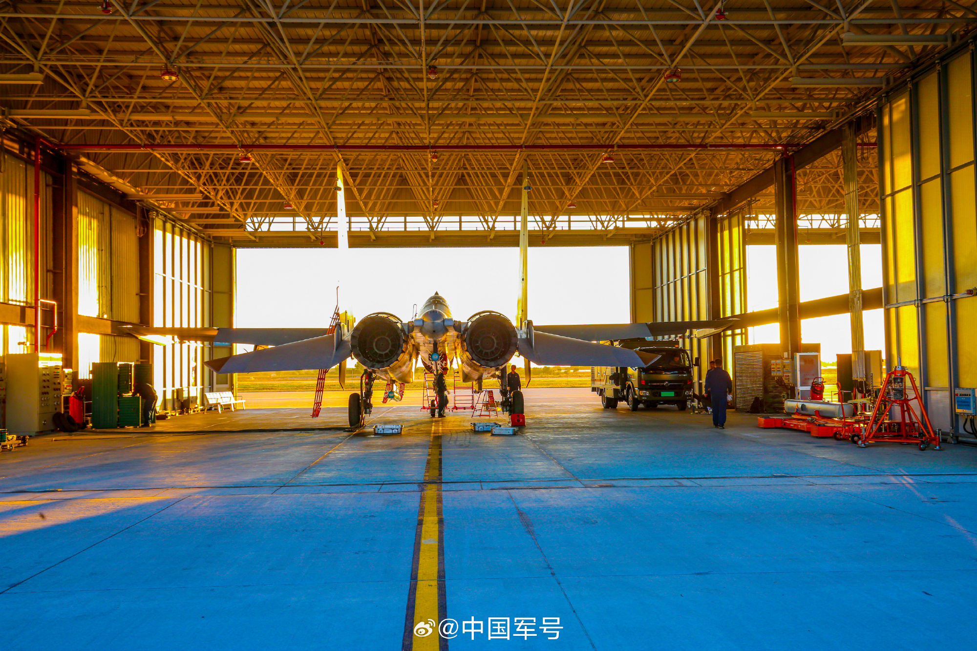 近日,北部戰區空軍某部開展飛行訓練,官兵積極克服寒冷天氣影響,憑借過硬心理素質和精準操作,在嚴酷環境中錘煉實戰本領。