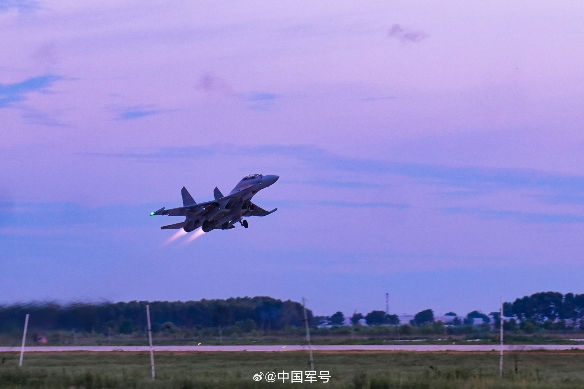近日,北部戰區空軍某部開展飛行訓練,官兵積極克服寒冷天氣影響,憑借過硬心理素質和精準操作,在嚴酷環境中錘煉實戰本領。