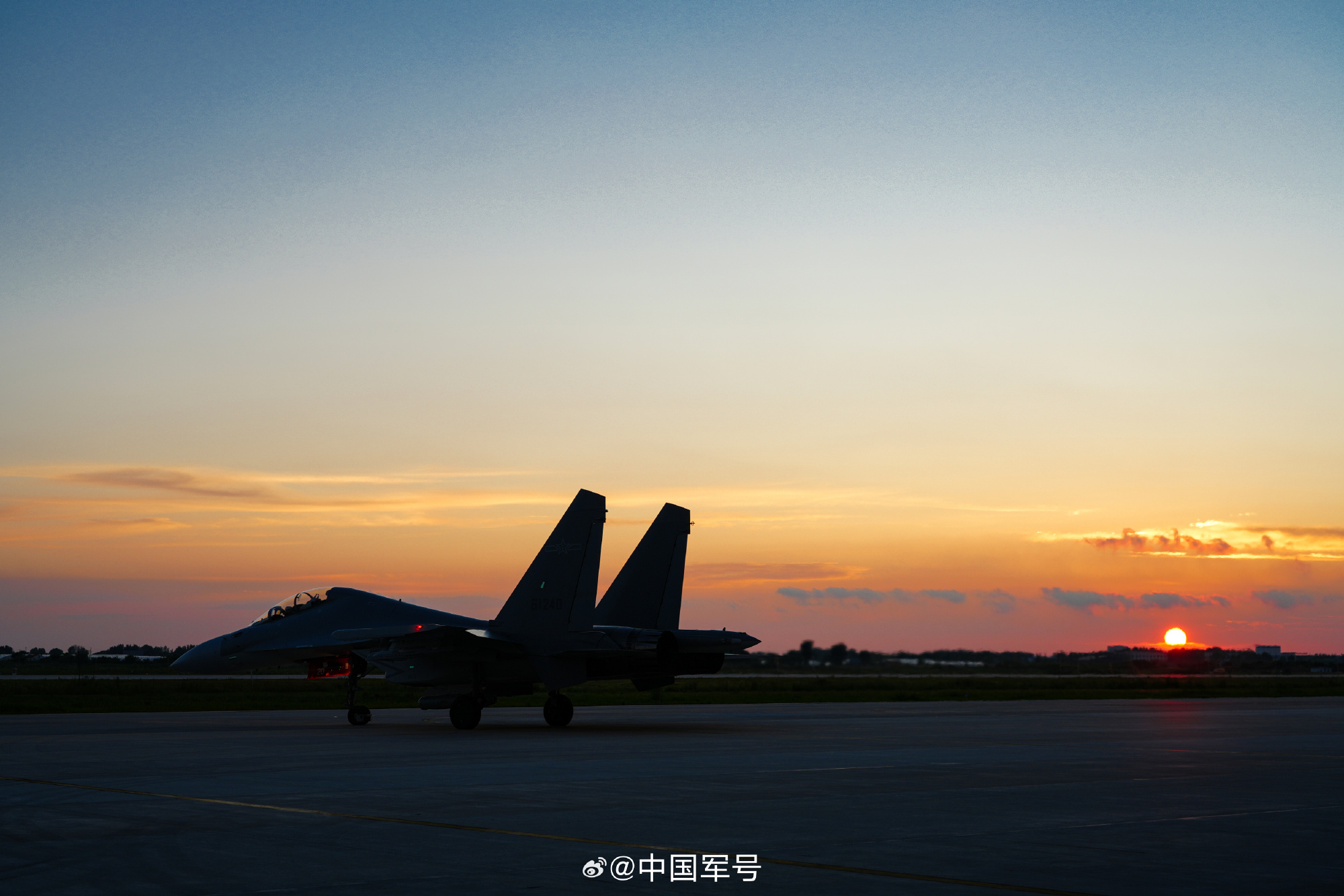 近日,北部戰區空軍某部開展飛行訓練,官兵積極克服寒冷天氣影響,憑借過硬心理素質和精準操作,在嚴酷環境中錘煉實戰本領。