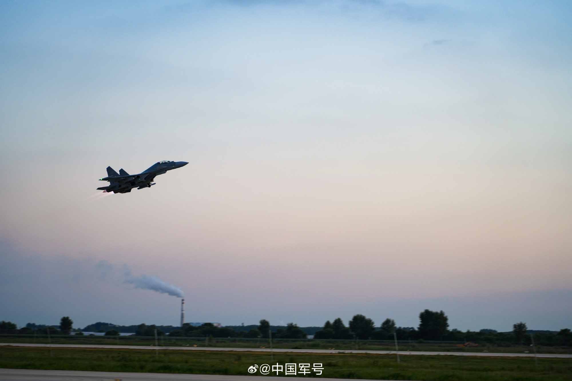 近日,北部戰區空軍某部開展飛行訓練,官兵積極克服寒冷天氣影響,憑借過硬心理素質和精準操作,在嚴酷環境中錘煉實戰本領。