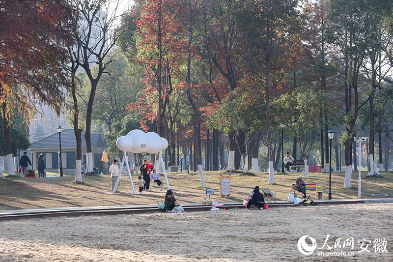 沙灘樂園最受孩子們歡迎。人民網記者 張俊攝