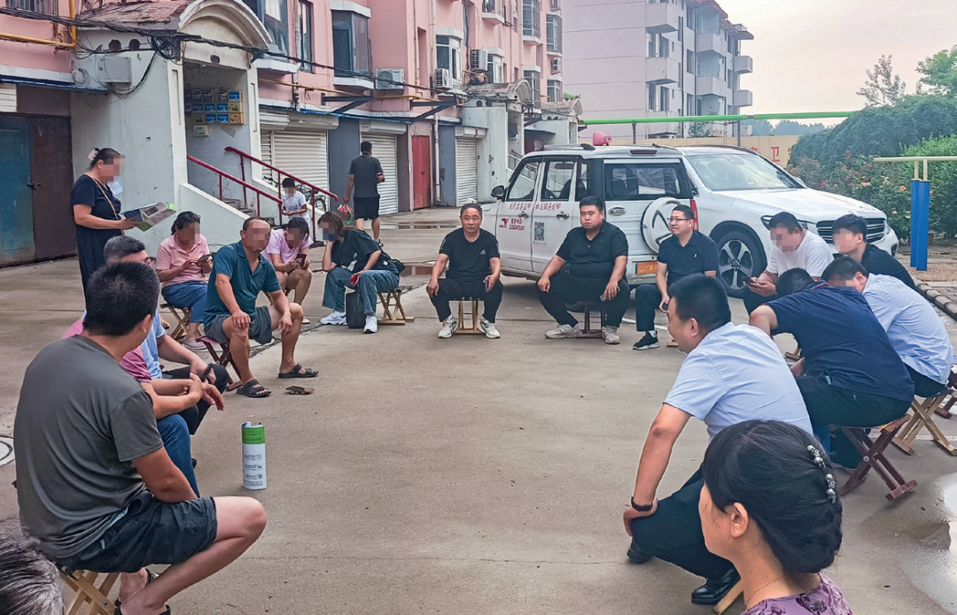 縣房產和物業糾紛調委會到某小區參加“小馬扎”議事會,調解一 起因既有住宅加裝電梯引發的鄰里糾紛.png