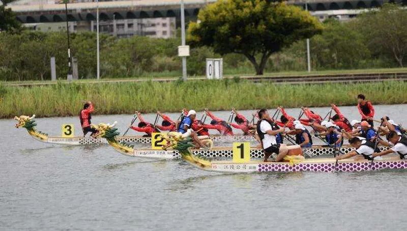 9月23日，2025兩岸城市龍舟交流賽在新北市微風運河舉行，來自新北市、臺北市、上海市、南京市、蘇州市的11支龍舟隊、272名龍舟好手爭相競渡。