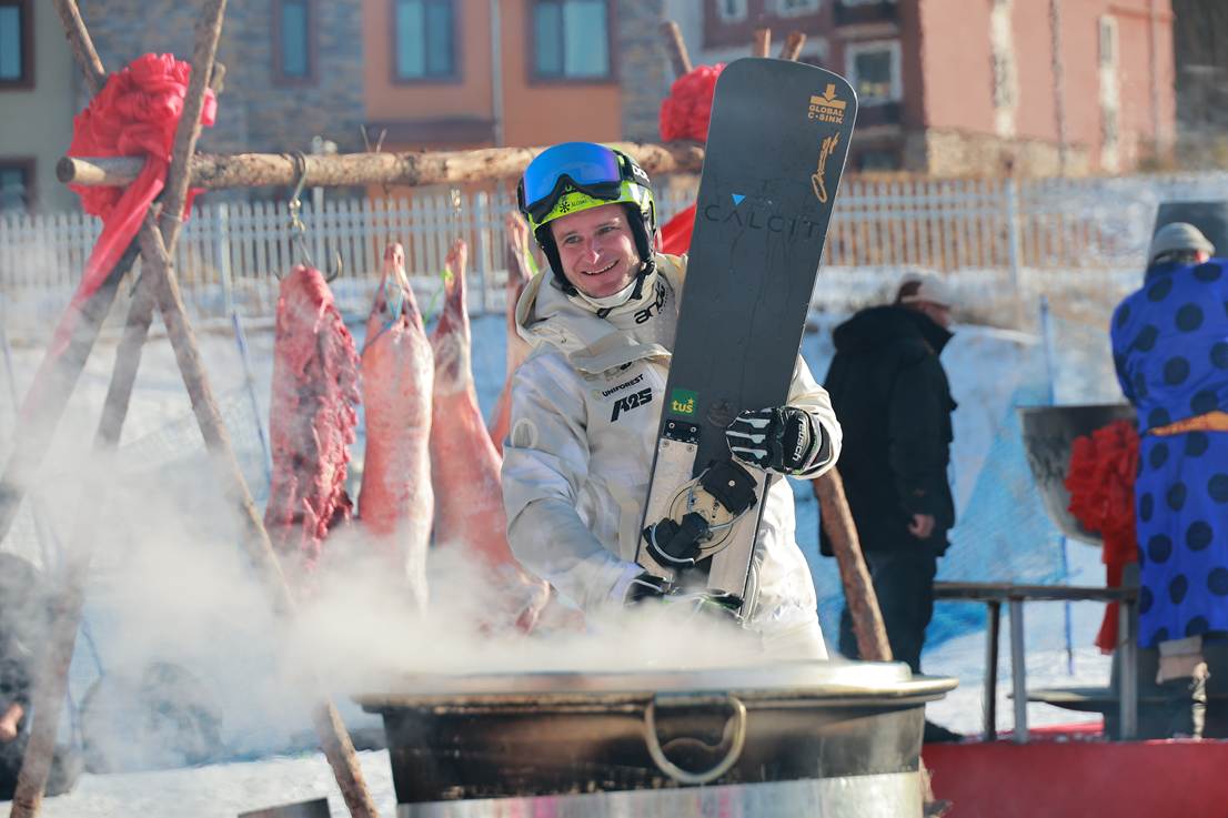 美食的香氣吸引人們駐足在正在熬煮的大鍋前