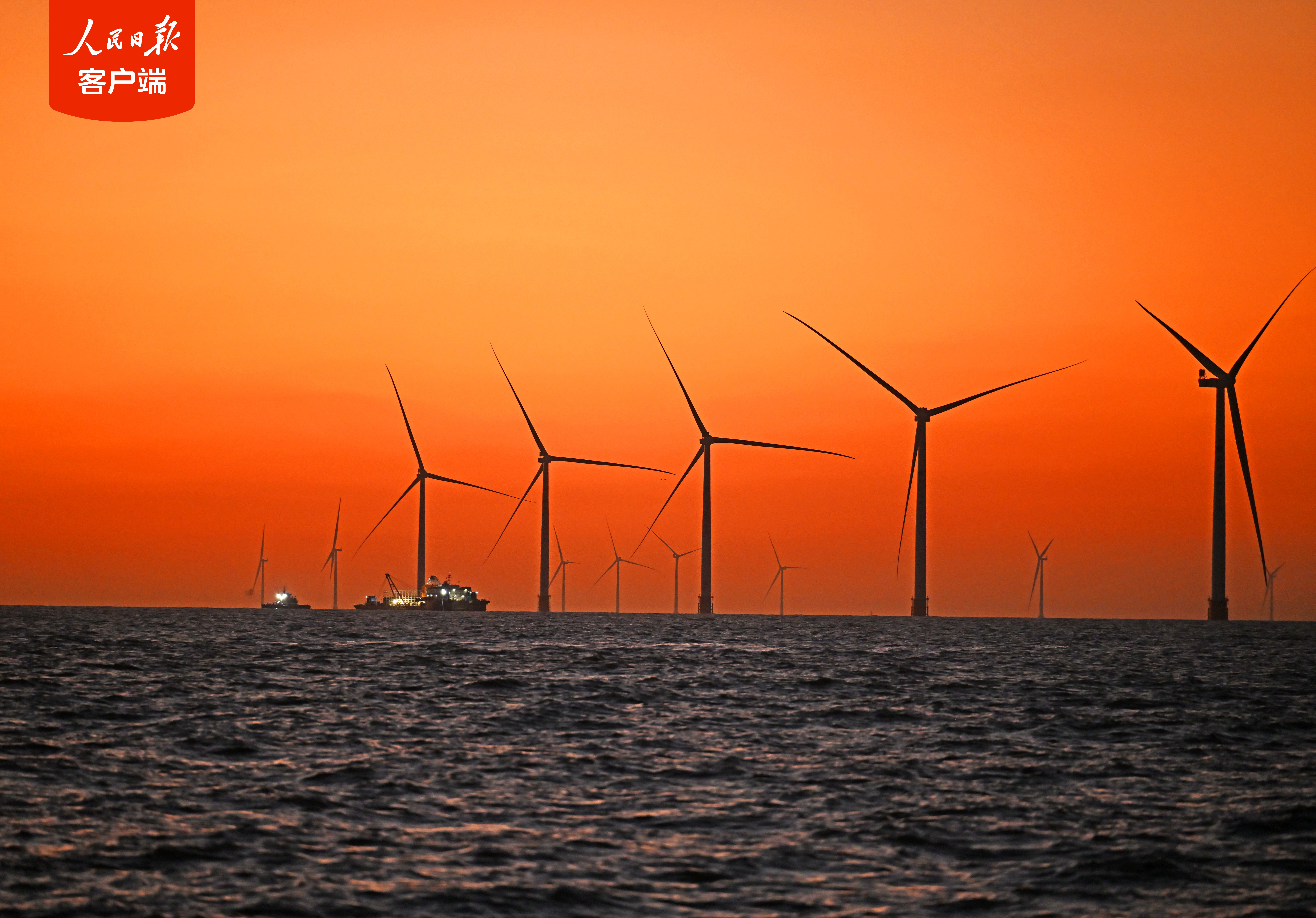 三峽江蘇大豐800兆瓦海上風電項目位于鹽城市大豐區東北方向海域，由四個場址組成，最遠點離岸距離85.5千米，是我國當前已并網離岸距離最遠的海上風電項目。