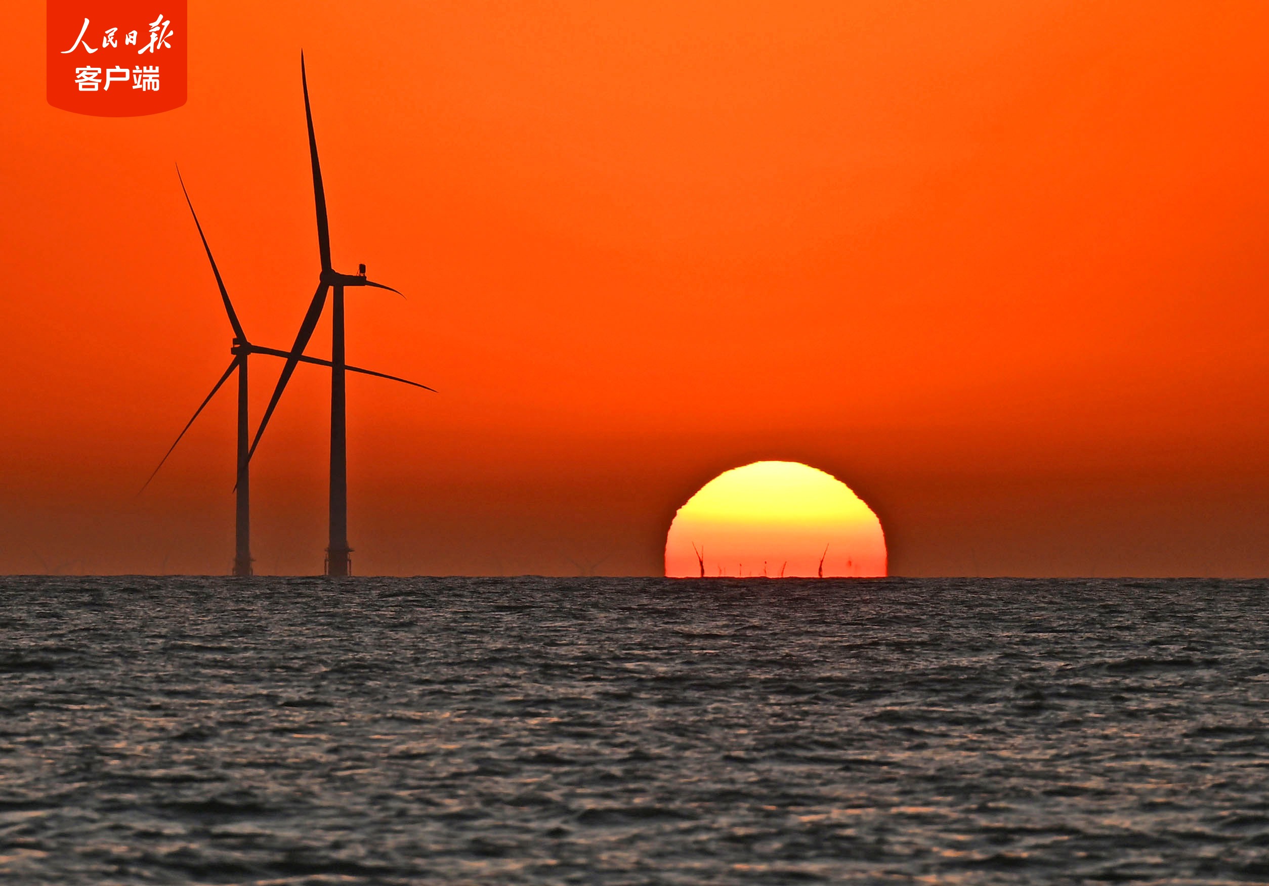 據了解，項目預計年均發電量超28億千瓦時，可滿足140萬戶家庭日常用電需求，相當于節約標準煤約86萬噸，減少二氧化碳排放約237萬噸，為長三角地區的能源保供和綠色低碳發展注入源源不斷的清潔動能。