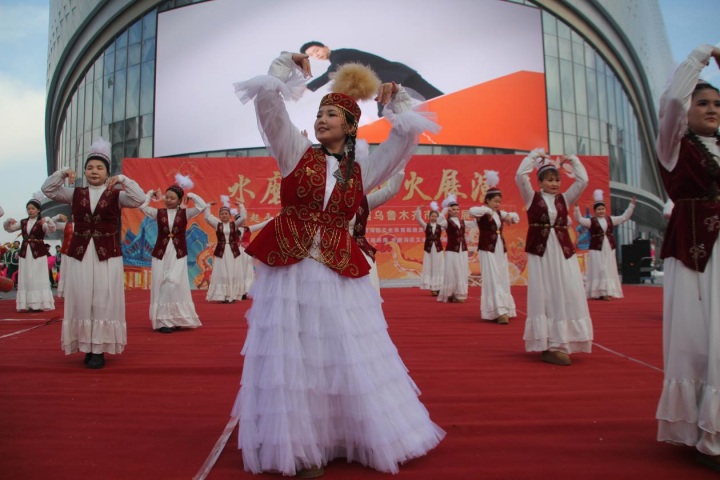 千載非遺舞新韻   各族同心迎春暉——水磨溝區社火展演點燃冬日激情