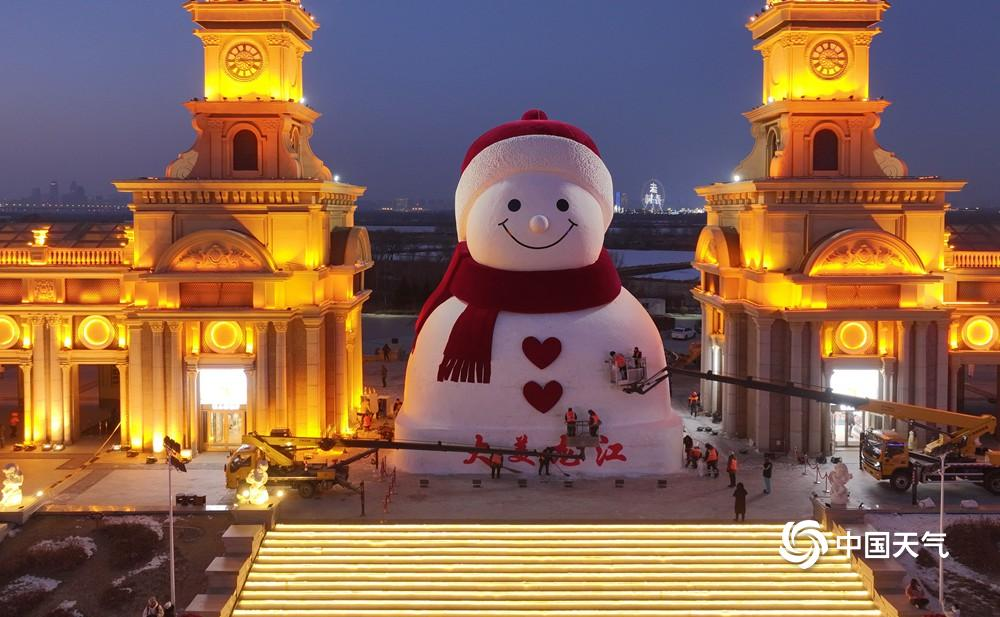 冬天的快樂,少不了一場雪,更少不了圓滾滾的可愛雪人,隨著冰雪旅游季的開啟,那些具有代表性的“雪人天團”已經(jīng)出道,你準備好接受這份可愛攻勢了嗎?一起來感受雪的魅力吧。(來源:中國天氣網(wǎng))