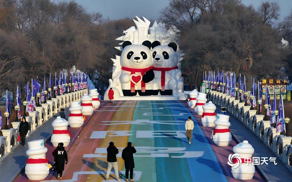 冬天的快樂,少不了一場雪,更少不了圓滾滾的可愛雪人,隨著冰雪旅游季的開啟,那些具有代表性的“雪人天團”已經(jīng)出道,你準備好接受這份可愛攻勢了嗎?一起來感受雪的魅力吧。