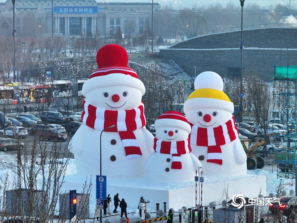 冬天的快樂,少不了一場雪,更少不了圓滾滾的可愛雪人,隨著冰雪旅游季的開啟,那些具有代表性的“雪人天團”已經(jīng)出道,你準備好接受這份可愛攻勢了嗎?一起來感受雪的魅力吧。