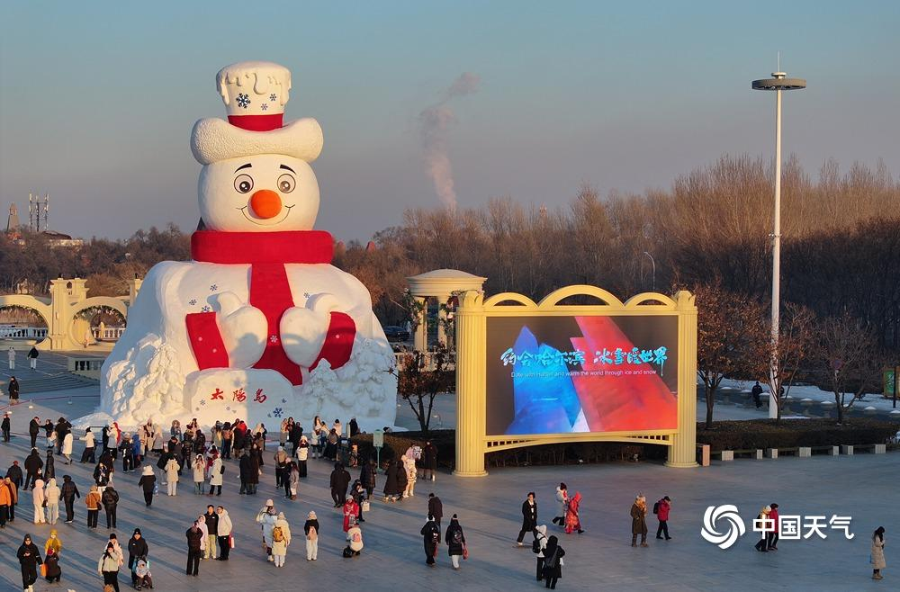冬天的快樂,少不了一場雪,更少不了圓滾滾的可愛雪人,隨著冰雪旅游季的開啟,那些具有代表性的“雪人天團”已經(jīng)出道,你準備好接受這份可愛攻勢了嗎?一起來感受雪的魅力吧。