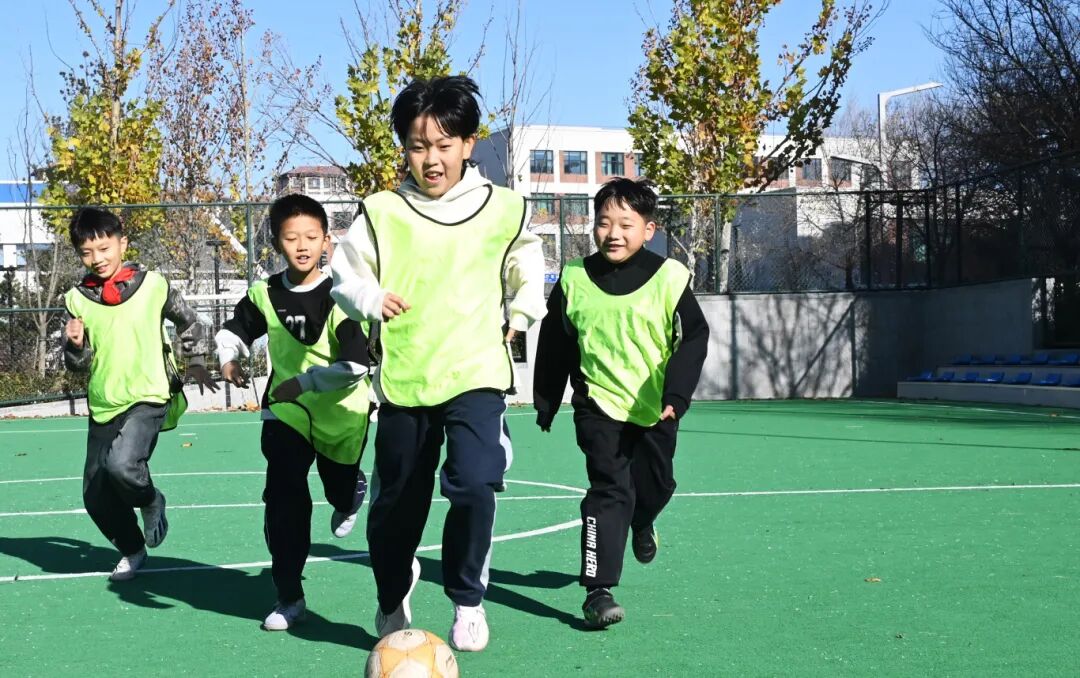 11月25日，雄安容和樂民小學(xué)的學(xué)生們放學(xué)后在容東片區(qū)水心公園足球場踢足球。河北日報記者 劉光昱 攝.jpg