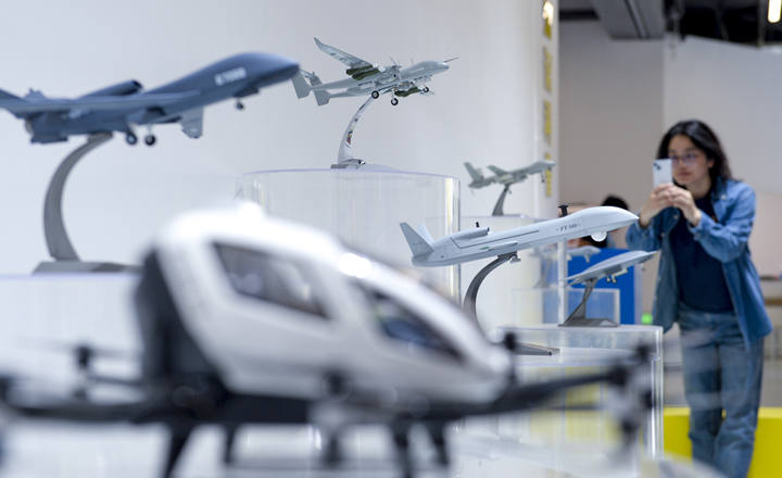 市民參觀無人機知識科普展廳。南京日報/紫金山新聞記者 孫中元 攝