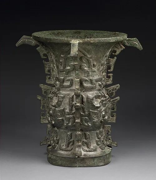 中央廣播電視總臺“2026年春節(jié)聯(lián)歡晚會”主題和主標(biāo)識如期亮相，這一次的設(shè)計(jì)靈感依舊帶著濃郁的 “文物古韻”—— 其核心紋樣取自傳統(tǒng)云紋、雷紋、回紋的經(jīng)典元素。何尊，以雷紋為底，藏于寶雞青銅器博物院。