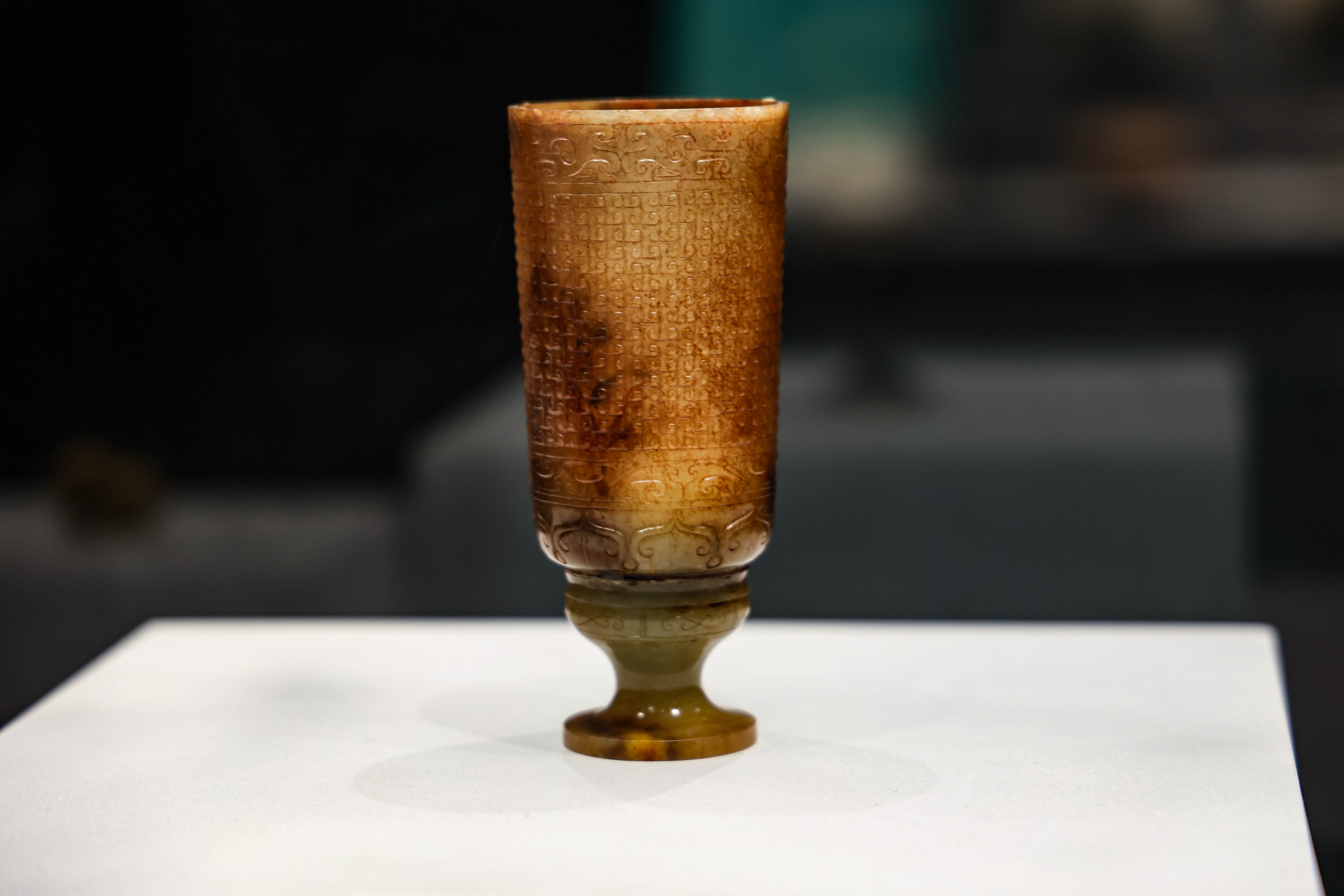 勾連云紋玉杯，杯身布滿云紋，西安博物院藏。