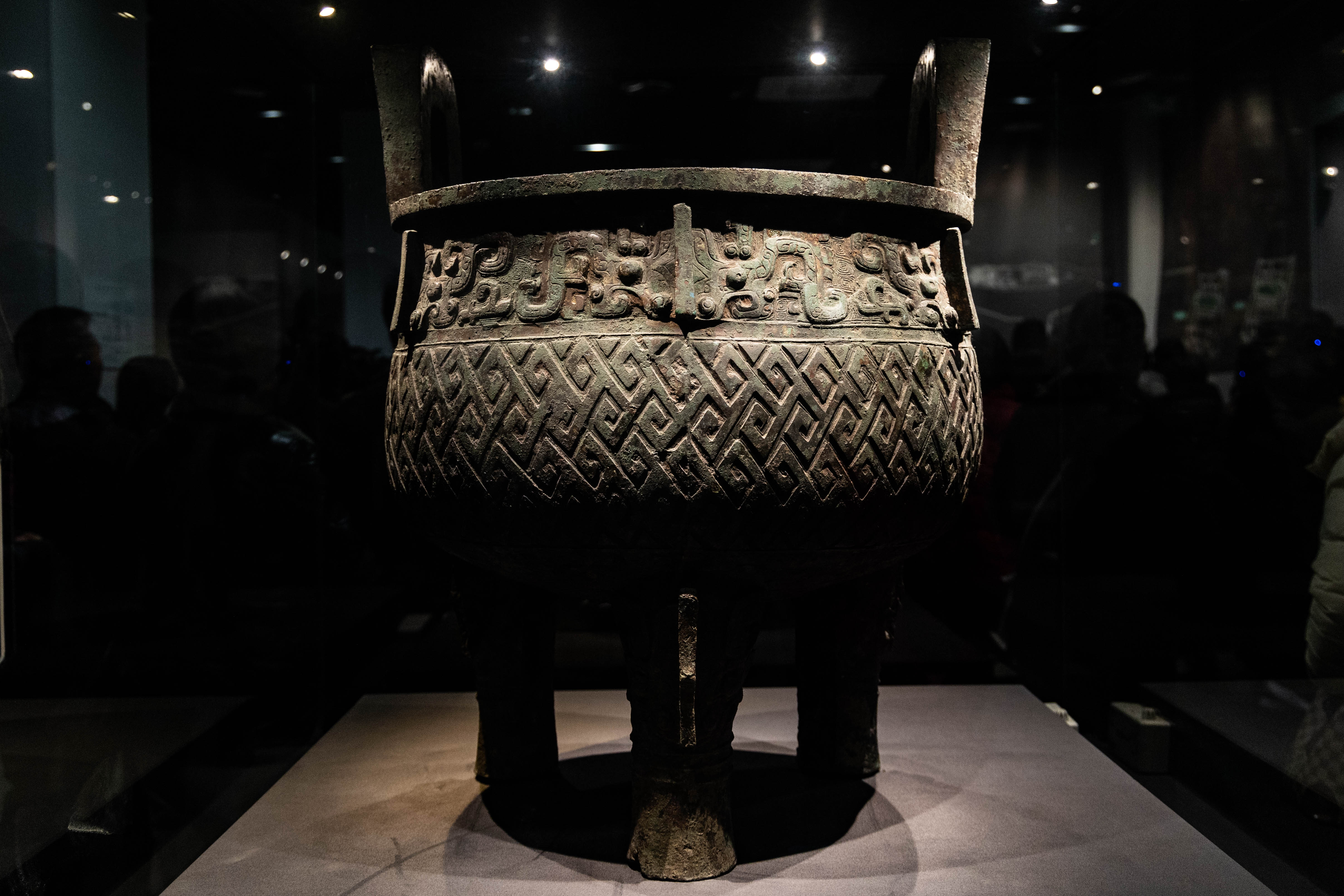 勾連云雷紋大鼎，因下腹部滿飾勾連云雷紋故得名勾連云雷紋鼎，西安博物院藏。