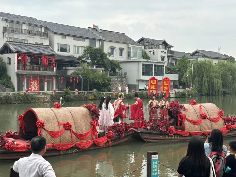端午假期，金陵水鄉錢家渡的傳統婚俗展示吸引眾多游客。南京日報/紫金山新聞記者 李子俊 攝