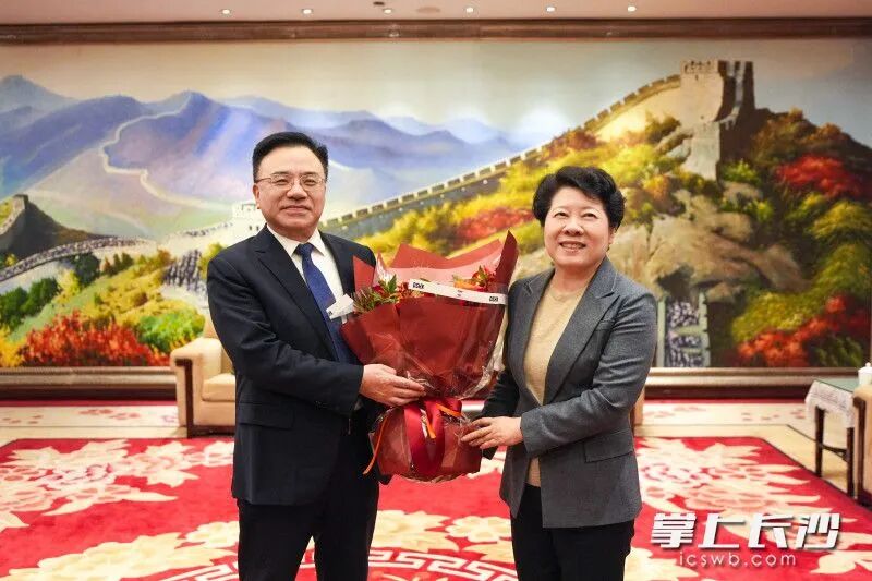 吴桂英慰问国家重点人才计划专家、湘雅医院院长雷光华。