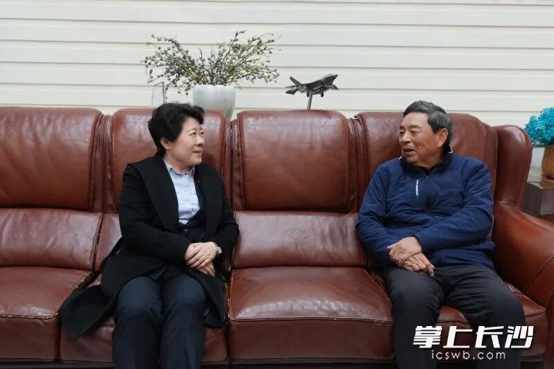 吴桂英看望慰问老同志袁观清。