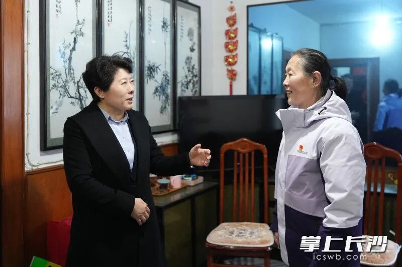 吴桂英看望慰问董春宁。